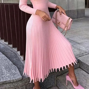 Vue détaillée d'une robe en maille rose plissée avec taille haute ajustée