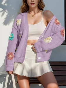 Gilet en tricot violet à col en V avec fleurs au crochet 3D et boutons blancs
