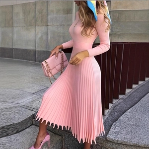 Détail d'une robe en maille plissée rose montrant la texture verticale et la taille haute