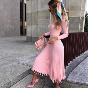 Détail d'une élégante robe longue plissée rose à col montant et coupe ajustée sophistiquée