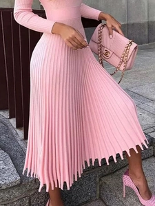 Élégante robe longue plissée à manches longues rose avec col montant et maille côtelée