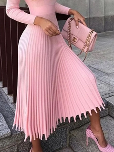 Robe longue plissée en tricot rose à manches longues avec col montant et taille cintrée
