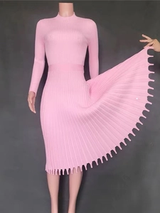 Robe longue élégante en tricot rose à col montant, manches longues et ourlet en zigzag