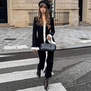 Détails de la robe en maille à col en V avec boutons dorés et accessoires élégants