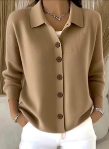 Detailansicht der kamelfarbenen Strickjacke mit Polokragen und braunen Knöpfen