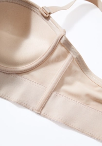 Détail macro du soutien-gorge bustier beige montrant les côtés larges antidérapants