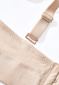 Vue détaillée du tissu jacquard floral et de la bretelle réglable sur un soutien-gorge nu
