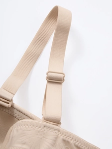 Détail de la bretelle de soutien-gorge antidérapante réglable avec dentelle florale fine