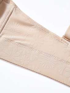Gros plan du bandeau de soutien-gorge beige avec jacquard marguerite et boucle de réglage
