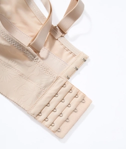 Détail de la fermeture à crochets multi-rangées sur ce soutien-gorge beige sans bretelles