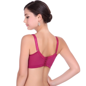 Dettaglio macro del reggiseno bordeaux che mostra la schiena a U e i ricami eleganti