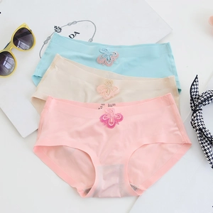 Vue détaillée de culottes sans couture grandes tailles en bleu, rose et beige avec nœud
