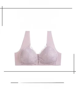 Dettaglio di un reggiseno in pizzo viola chiaro con chiusura frontale e ricami