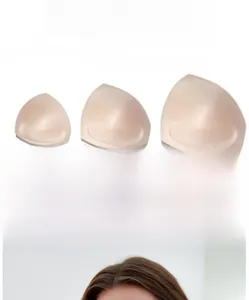 Vista dettagliata delle imbottiture per reggiseno push-up beige in tre taglie e tessuti