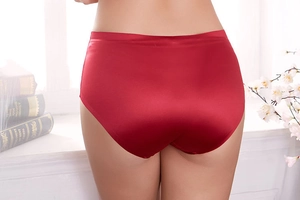 Vue arrière d'une culotte en satin rouge sans couture portée par un mannequin