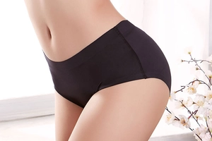 Gros plan d'une culotte noire sans couture pour femme grande taille en tissu soyeux lisse