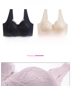 Dettaglio macro del pizzo floreale su un reggiseno senza cuciture con chiusura anteriore