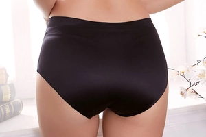 Vue détaillée du dos sans couture et de la texture lisse de la culotte noire grande taille