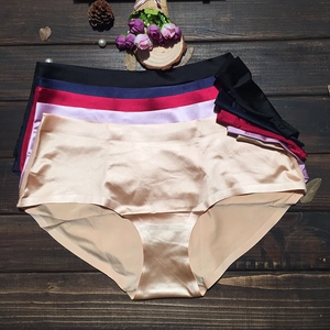 Vue à plat de culottes sans couture grande taille en cinq couleurs sur fond de bois