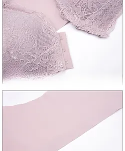 Dettaglio del reggiseno in pizzo lavanda con chiusura anteriore e fascia laterale liscia