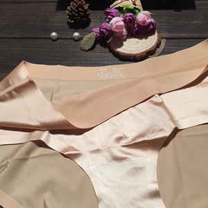Gros plan d'une culotte sans couture chair montrant l'étiquette XXL et le tissu soyeux