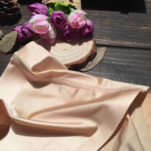 Détail d'une culotte sans couture couleur chair avec double couture et texture de tissu soyeuse
