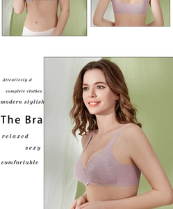 Dettaglio del reggiseno in pizzo color malva con ricamo floreale e design senza ferretto