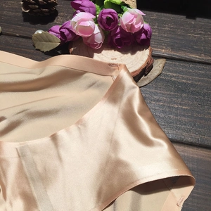 Gros plan sur la culotte sans couture couleur chair, texture lisse et bords découpés au laser