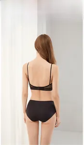 Vista posteriore dettagliata di un set reggiseno in pizzo nero schiena scoperta a U