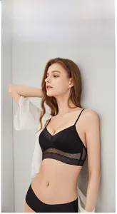 Dettaglio del bralette di pizzo nero con trama a pois e ampia fascia elastica a righe