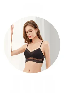 Dettaglio del reggiseno nero in pizzo con schiena scoperta e trama in rete trasparente