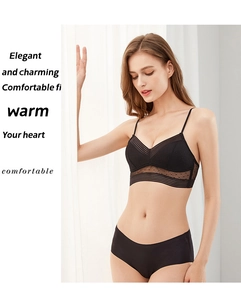 Dettaglio del set reggiseno in pizzo nero con schiena a U e slip senza cuciture abbinati