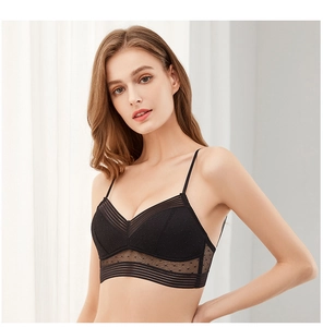 Dettaglio del reggiseno in pizzo nero con mesh semitrasparente e motivi a pois chic