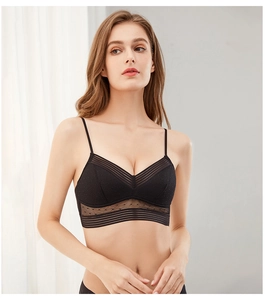 Dettaglio reggiseno in pizzo nero con schiena a U ed eleganti righe in mesh