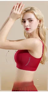 Vue détaillée du soutien-gorge rouge sans couture avec texte mode et bonnets larges