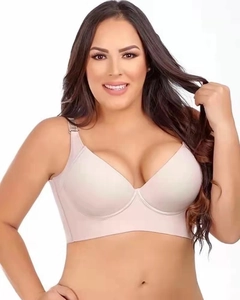 Makro-Detail eines nahtlosen Push-up-BHs mit breiten Seitenflügeln und U-Rücken