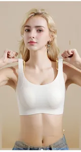 Détail du soutien-gorge blanc sans couture avec larges bretelles de soulagement et tissu élastique