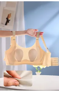 Gros plan d'un soutien-gorge beige sans couture en tissu fin avec lettrage latéral