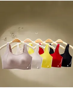 Détail de soutiens-gorge sans couture en gelée en plusieurs couleurs avec larges bretelles