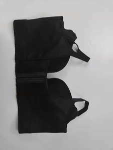 Detail eines schwarzen nahtlosen Sport-BHs mit breiten Trägern und Vorderverschluss