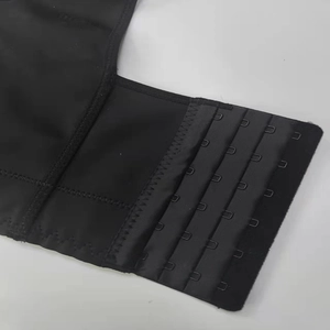 Makro-Detail des nahtlosen schwarzen BHs mit verstellbarem Sechs-Reihen-Hakenverschluss