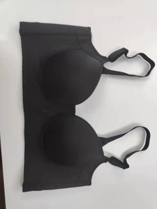 Details des schwarzen nahtlosen Push-up-BHs mit breiten Seitenflügeln und Trägern