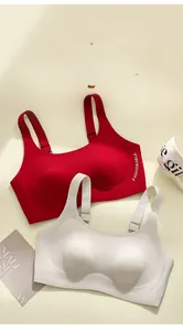 Détail de deux soutiens-gorge sans couture bordeaux et crème à bretelles réglables