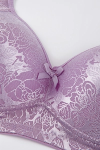 Detailaufnahme des hellvioletten Spitzen-BHs mit Blumenmuster und kleiner Schleife