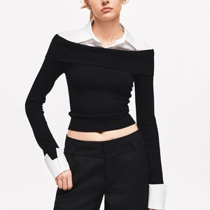 Dettaglio del top a maniche lunghe a contrasto con trama in maglia a coste e design scollato