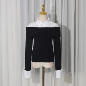 Dettaglio maglione in maglia bianco e nero con design a finto colletto di camicia
