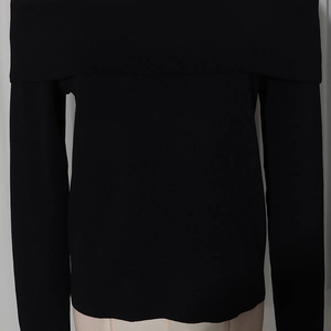 Dettaglio del maglione nero con scollo Bardot, colletto con risvolto e maniche lunghe