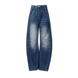 Dettaglio dei jeans a gamba larga blu vintage con esclusivo design della vita a doppio strato