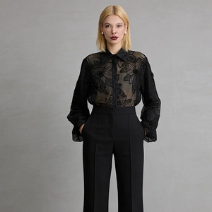 Détail de la chemise en tulle noir avec broderie florale et col classique élégant