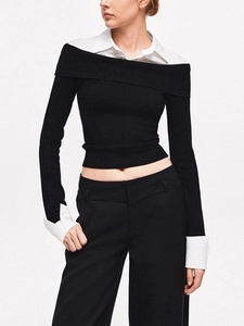 Top in maglia nera a spalle scoperte con maniche di camicia bianche per le donne